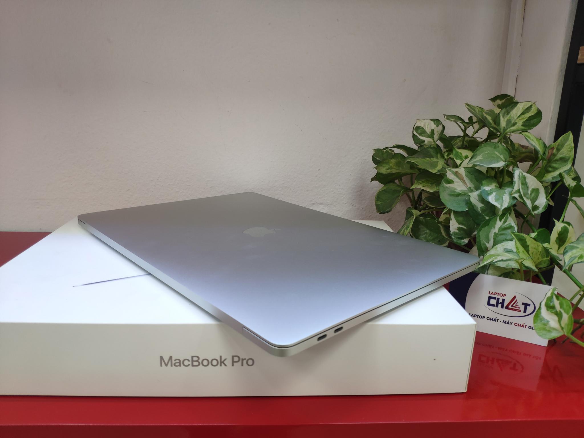 Macbook Pro 15 inch 2018-4
